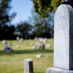 Rénover une tombe avec respect : les bonnes pratiques à adopter